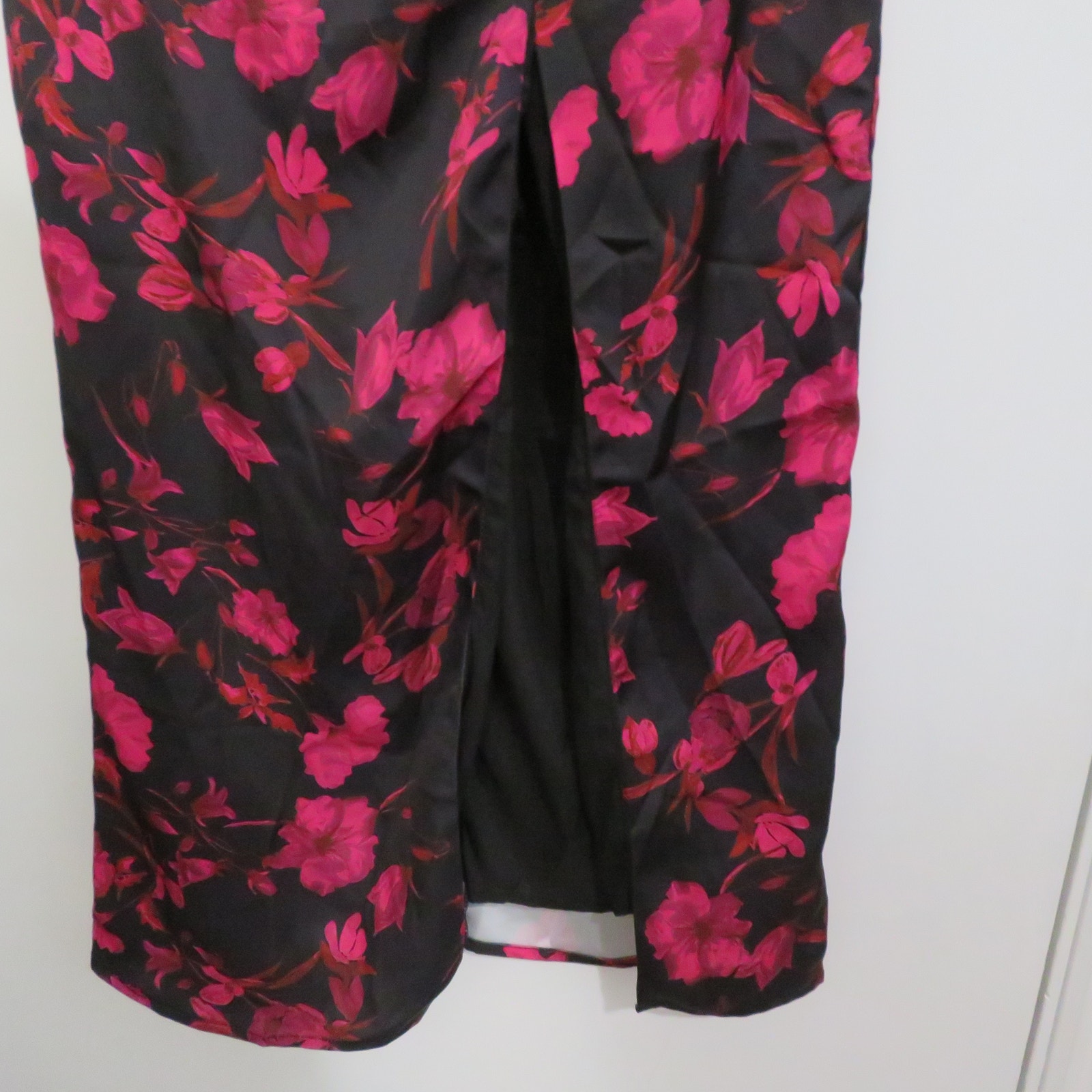 Vici Pink Black Floral Dress Women Sz M Invite Only Floral Satin Maxi Tulip Hem — image 4 of 7